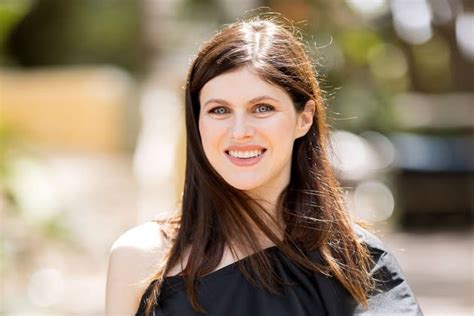 Alexandra Daddario Pregnant, Expecting First Child。